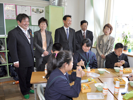 平成24年5月中学校給食を視察