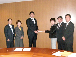 平成25年度予算要望書を提出	