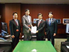 石井国土交通大臣に、要望書を提出